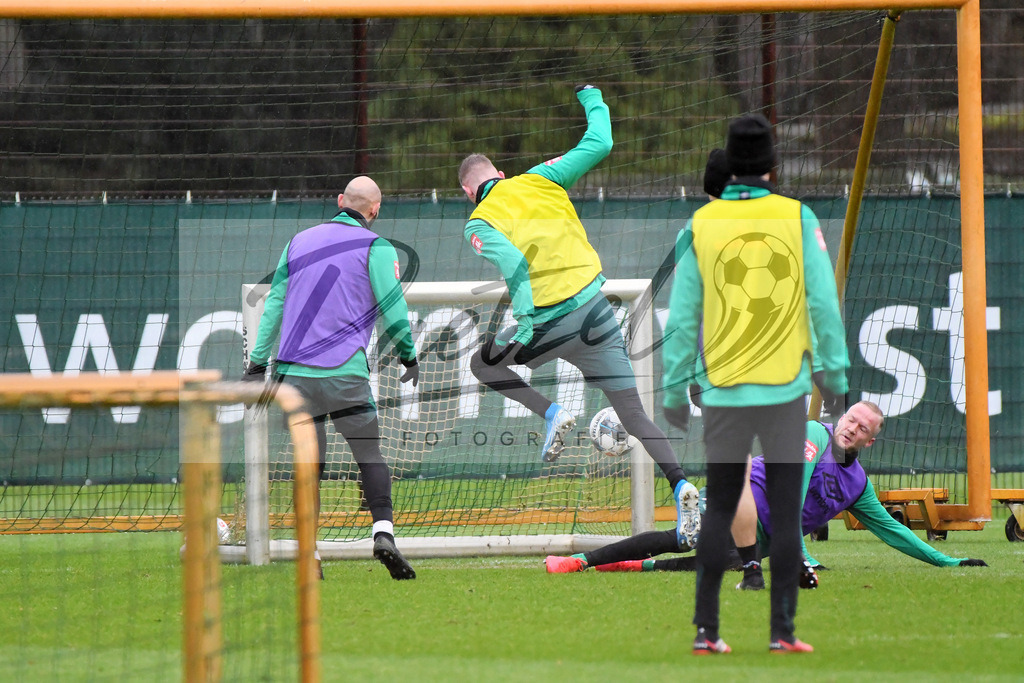 20200129_TRASVW_0038 | Fußball, Herren: Ömer Toprak (SV Werder Bremen), Nick Woltemade (SV Werder Bremen) und Kevin Vogt (SV Werder Bremen) im Zweikampf beim Training des SV Werder Bremen am 29.01.2020 im wohninvest Weserstadion in Bremen, Deutschland.(Foto von Nico Paetzel) - Realisiert mit Pictrs.com