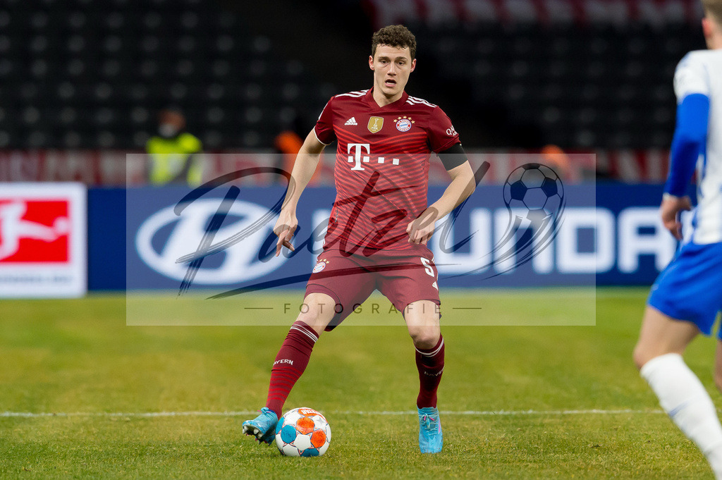 BSCFCB20220123_256 | Fussball, Herren: Benjamin Pavard (FC Bayern Muenchen) in Aktion, am Ball, Einzelaktion bei dem Spiel der 1. Bundesliga zwischen Hertha BSC und FC Bayern Muenchen im Olypiastadion am 23.01.2022 in Berlin, Deutschland.DFB / DFL REGULATIONS PROHIBIT ANY USE OF PHOTOGRAPHS AS IMAGE SEQUENCES AND/OR QUASI-VIDEO. - Realisiert mit Pictrs.com