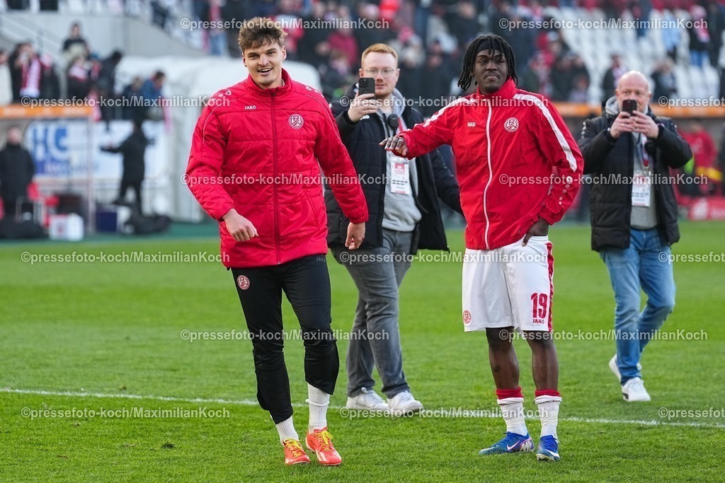 xYDRx24012601083 | 24.01.2026, xydrx, Fußball, 3.Liga, Rot-Weiss Essen - TSV Havelse, Saison 2025 2026, Stadion an der Hafenstraße: Marek Janssen (Rot-Weiss Essen #20) und Franci Clarck Bouebari Kitsamoutsele (Rot-Weiss Essen #19) freuen sich über den 4:1 Sieg    DFB regulations prohibit any use of photographs as image sequences and or quasi-video. Photo: xYannisxDreimannxPressefotoKochx