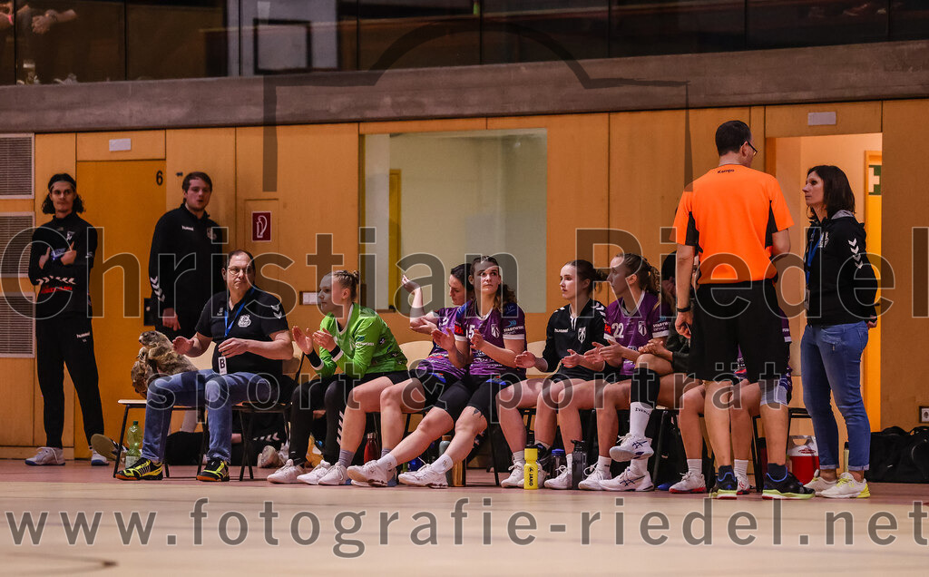 2025-02-15_075_SpVgg_Altenerding_gegen_MTV_Pfaffenhofen | Erding, Deutschland, 15.02.2025:Handball, Bezirksoberliga Frauen Altbayern 2024 / 2024, 14. Spieltag, SpVgg Altenerding gegen MTV Pfaffenhofen, Endergebnis: 27:23Trainer Stefan Bernauer (SpVgg Altenerding), Torfrau Lara Kullmann (SpVgg Altenerding, #16), Janina Konrad (SpVgg Altenerding, #2), Verena Kaiser (SpVgg Altenerding, #55), Johanna Taubmann (SpVgg Altenerding, #22), Trainer Grit Kschischow (SpVgg Altenerding)Foto: Christian Riedel / fotografie-riedel.net