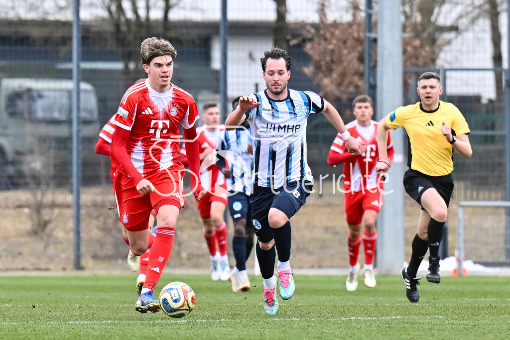 FC Bayern Amateure - Stuttgarter Kickers | MUNICH, GERMANY - 07. FEBRUARY: im Duell Guido DELLA ROVERE (FC Bayern München II 10) und David TOMIC (Stuttgarter Kickers 8) während dem Testspiel zwischen den Amateuren des FC Bayern und den Stuttgarter Kickers am FC Bayern Campus