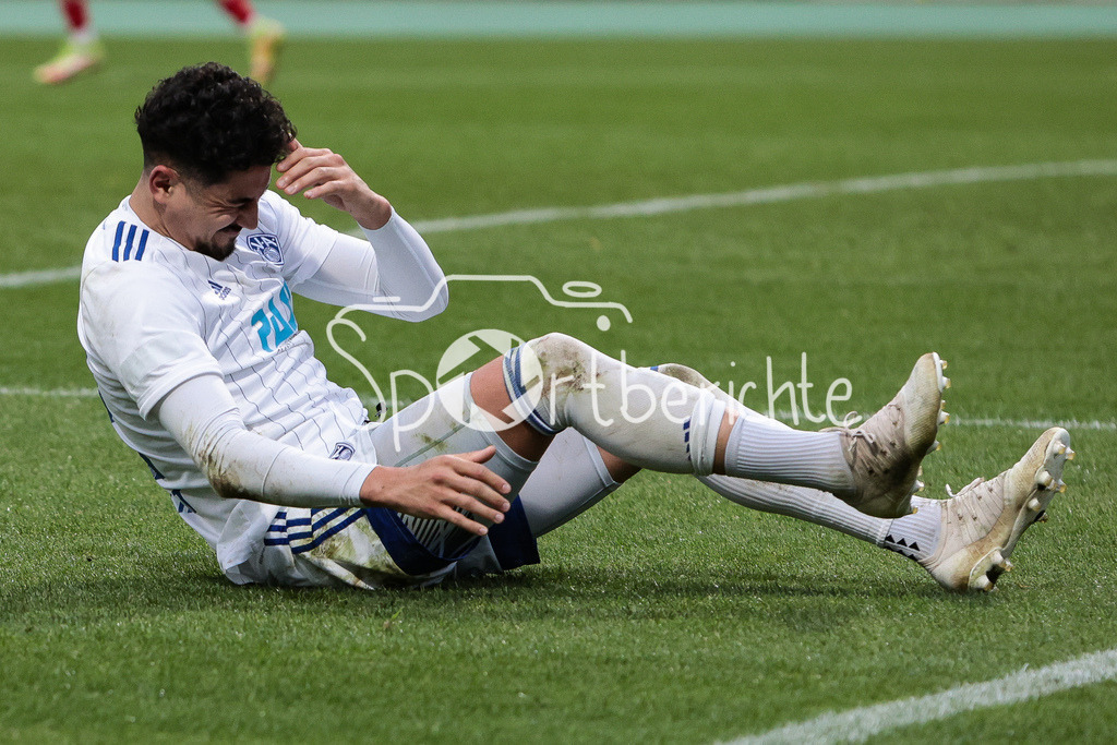 Türkgücü München - SV Viktoria Aschaffenburg | Hamza BOUTAKHRIT (SVVA #22) liegt angeschlagen am Boden / verletzt / Einzelfoto / Freisteller