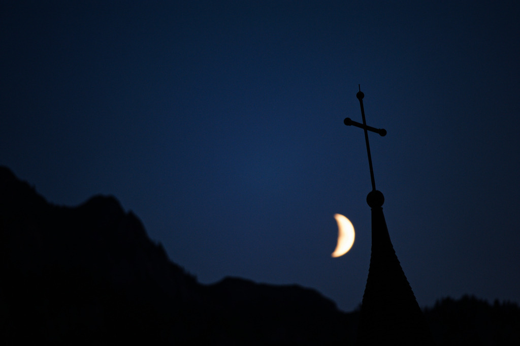 Kapelle mit Mondlicht | Schoenenbach, Austria - July 24, 2012: Vorsäßsiedlung Schönenbach;  Kapelle mit Mondlicht und Gebirgskette. - Realisiert mit Pictrs.com