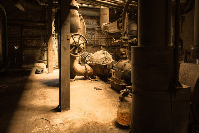 Im Keller der Maxhütte | Unter einem der Maschinenräume im Stahlwerk Maxhütte - Realisiert mit Pictrs.com