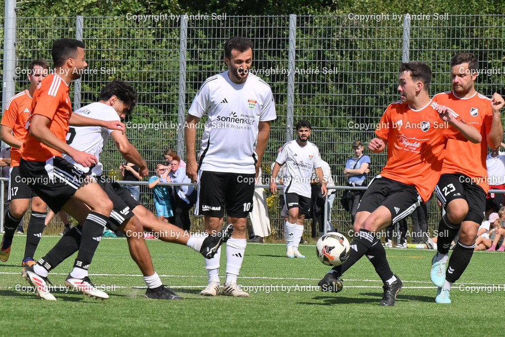 PSV Neumünster vs VfR Neumünster | Thorge Jess (TSVK #5) &amp; Erdogan Cumur (TSVK #10) vs Florian Sossou (Heikendorf #16) &amp; Ronny Palm (Heikendorf #5 lenkt den Ball zur Ecke) &amp; Oliver Schmeling (Heikendorf #23) / Fußball-Landesliga Männer 2026/2027 / TSV Kronshagen vs Heikendorfer SV / 01.08.26 - Realisiert mit Pictrs.com