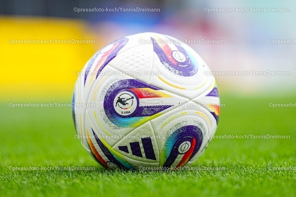 xydr03082501091 | 03.08.2025, xydrx, Fußball, 3.Liga, Viktoria Köln - FC Schweinfurt 05, Saison 2025 2026, Sportpark Höhenberg: Spielball 3. Liga, feature, symbolbild,  DFB regulations prohibit any use of photographs as image sequences and or quasi-video.