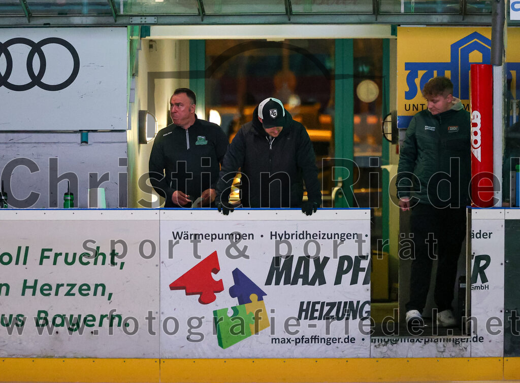 2025-12-23_007_TSV_Erding_gegen_Heilbronner_Falken | Erding, Deutschland, 23.12.2025:Eishockey, Oberliga Süd 2025 / 2026, 29. Spieltag, TSV Erding gegen Heilbronner Falken, Endergebnis: 5:4Teamchef Thomas Daffner (Erding Gladiators)Foto: Christian Riedel / fotografie-riedel.net