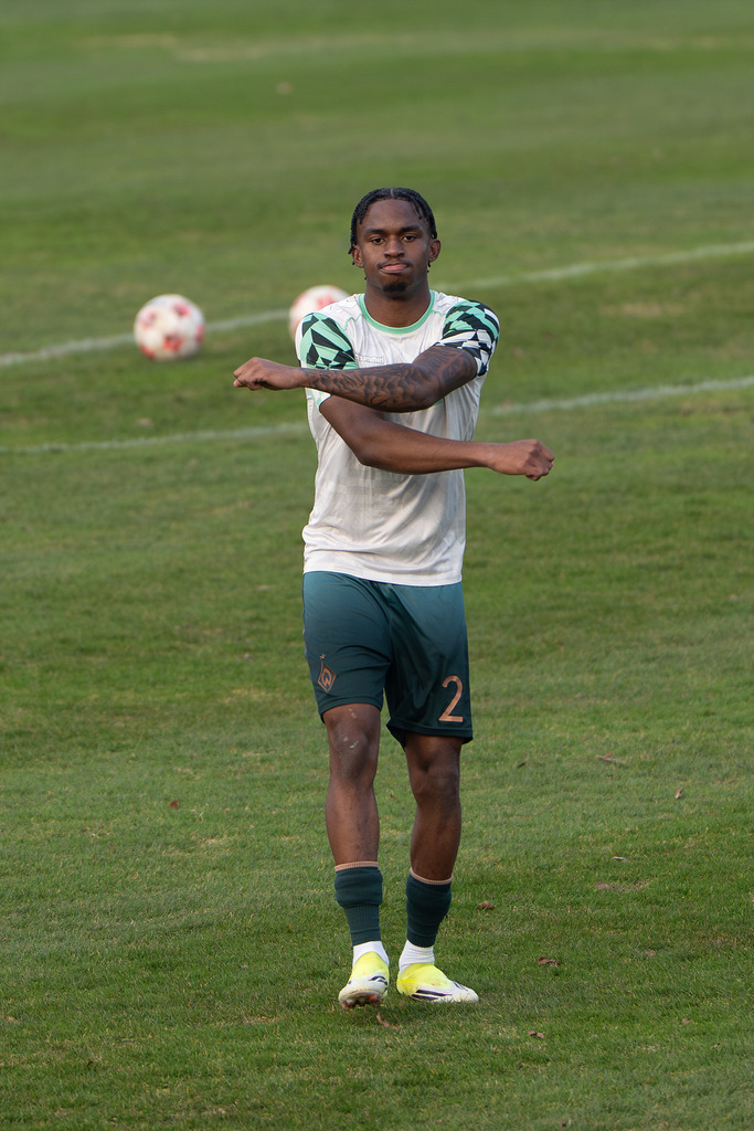 Fußball I Herren I Saison 2025-2026 I Regionalliga Nord I 25. Spieltag I TuS Blau-Weiß Lohne - Werder Bremen II I 5738 | David Amalachukwu Igboanuogo (2, SV Werder Bremen II) beim warm-up - Realisiert mit Pictrs.com