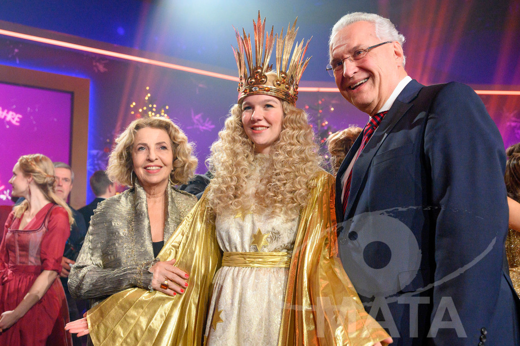 _DWA2137 | Michaela May, Christkind Nelli Lunkenheimer,  Joachim Hermann bei '30 Jahre Sternstunden-Gala 2023' in der Frankenhalle. Nürnberg, 15.12.2023 - Realisiert mit Pictrs.com