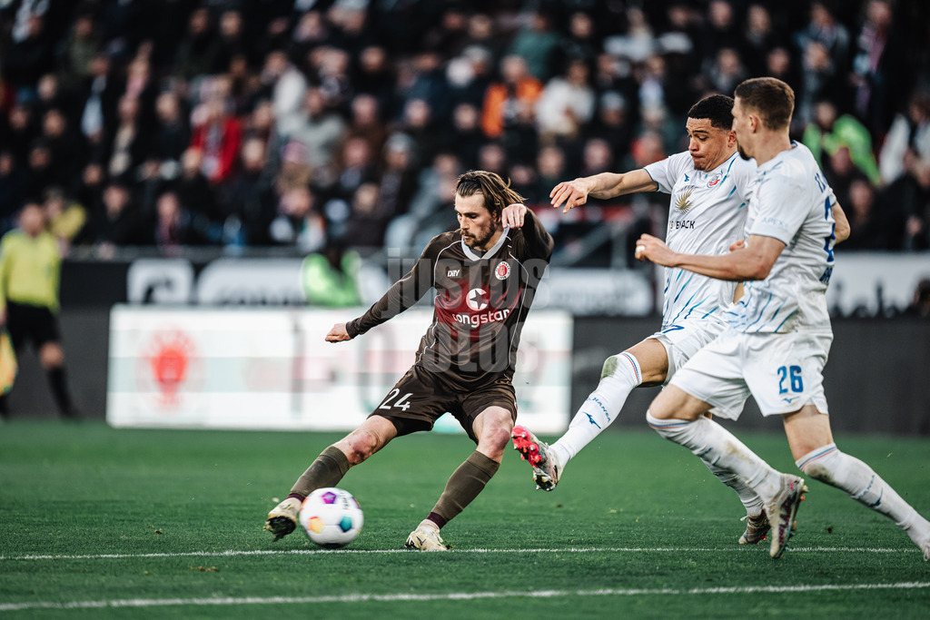 Fußball | Männer | Saison 2023/2024 | 2. Fußball-Bundesliga | 31. Spieltag | FC St. Pauli vs. FC Hansa Rostock | 26.04.2024 | Connor Metcalfe (#24, FC St. Pauli) schießt und Jonas David (#17, FC Hansa Rostock) geht dazwischen