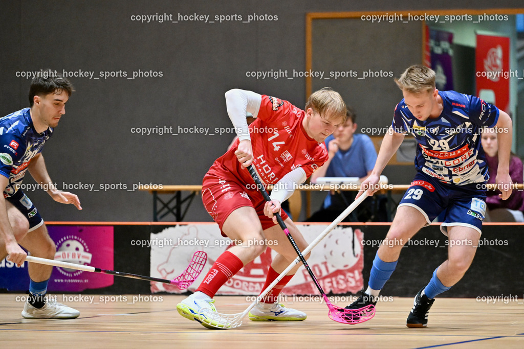 KAC Floorball vs. VSV Unihockey | #20 David Gredler VSV Unihockey, #14 Pascual Fina KAC Floorball, #29 Anze Brajic VSV Unihockey, KAC Floorball vs. VSV Unihockey, KAC Floorball vs. VSV Unihockey am 21.03.2026 in Klagenfurt (Ballspielhalle Waidmannsdorf), Austria, (Photo by Bernd Stefan)