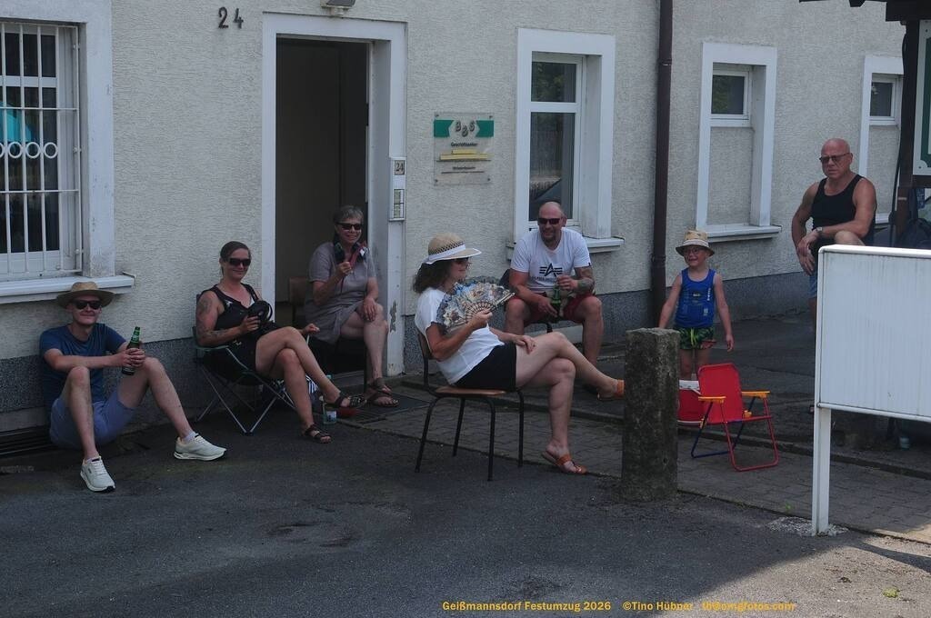 Geißmannsdorf-2026-Festumzug-013 | Festumzug in Geißmannsdorf bei Bischofswerda im Juni 2026. Fotografische Eindrücke und Momentaufnahmen vom Festumzug anläßlich des 800-jährigen Bestehens von Geißmannsdorf - mit Teilnehmern und Gästen, Strohpuppen und geschmückten Vorgärten und Grundstücken - Realisiert mit Pictrs.com