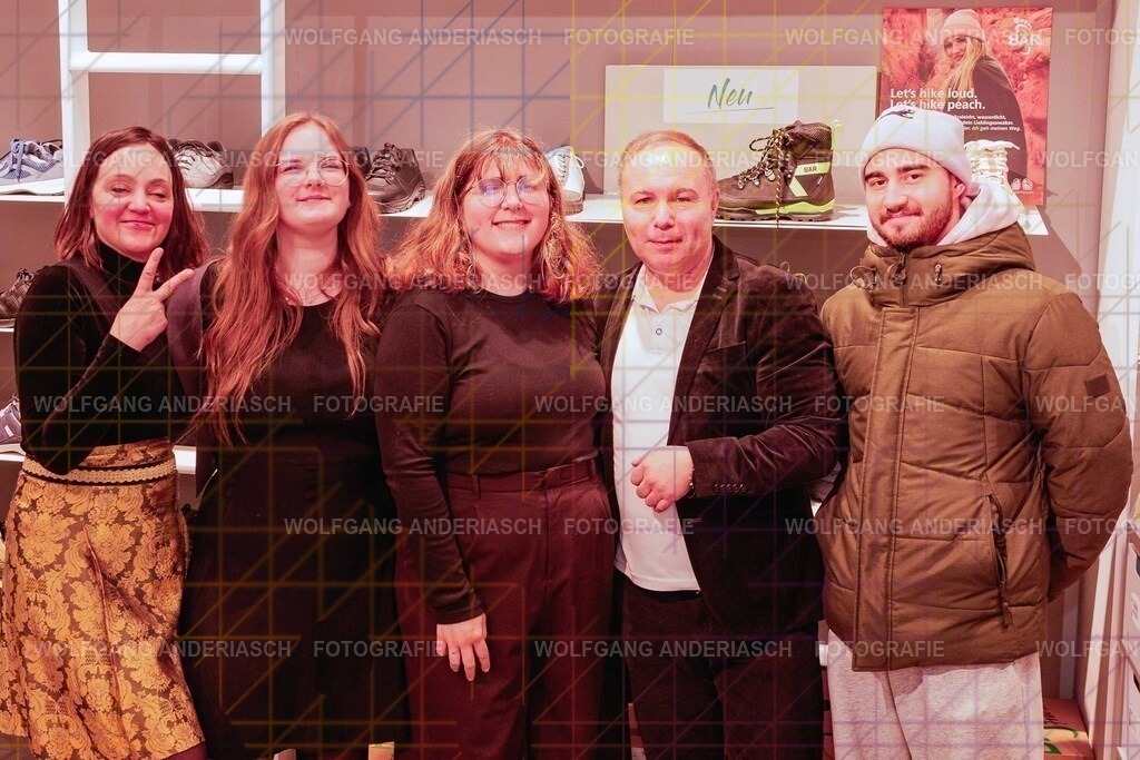 20251130-104819_Schmuck_R3A_0215_wa | Eine besondere Vernissage mitten im Flagship-Store von BÄR Schuhe in Frankfurt: Schmuck trifft auf orthopädische Schuhkunst, Design auf Wohlgefühl. Zwischen funkelnden Details und anatomischer Präzision entstand ein Abend voller Stil, Inspiration und echter Handwerksqualität. Ein herzliches Dankeschön an Alexandra Feirer für die großartige Gastfreundschaft und diesen stimmungsvollen Rahmen. - Realisiert mit Pictrs.com