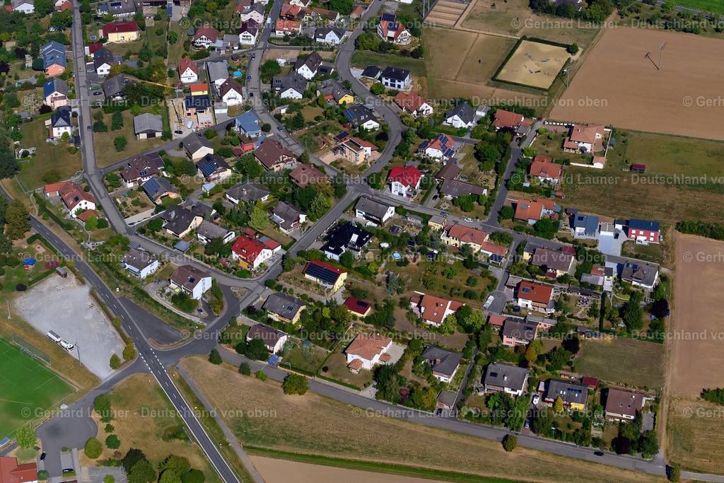 3650482 | BüTTHARD 13.09.2016 Landwirtschaftliche Nutzflächen und Feldgrenzen  umsäumen das Siedlungsgebiet des Dorfes in Bütthard im Bundesland Bayern, Deutschland // Agricultural land and field boundaries surround the settlement area of the village  in Bütthard in the state Bavaria, Germany Foto: Gerhard Launer