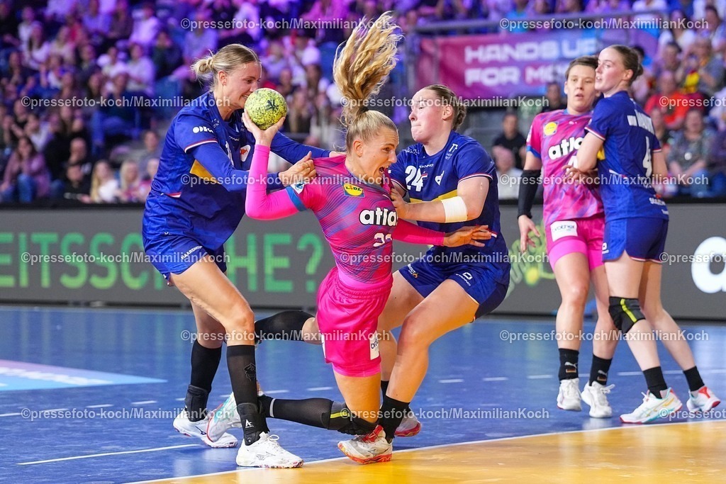 xydrx21092501051 | 21.09.2025, xydrx, Handball, Frauen Länderspiel, Deutschland - Niederlande, YAILA Arena: Kelly Dulfer (NED #18) und Romee Maarschalkerweerd (NED #24) im Zweikampf gegen Annika Lott (GER #23)
