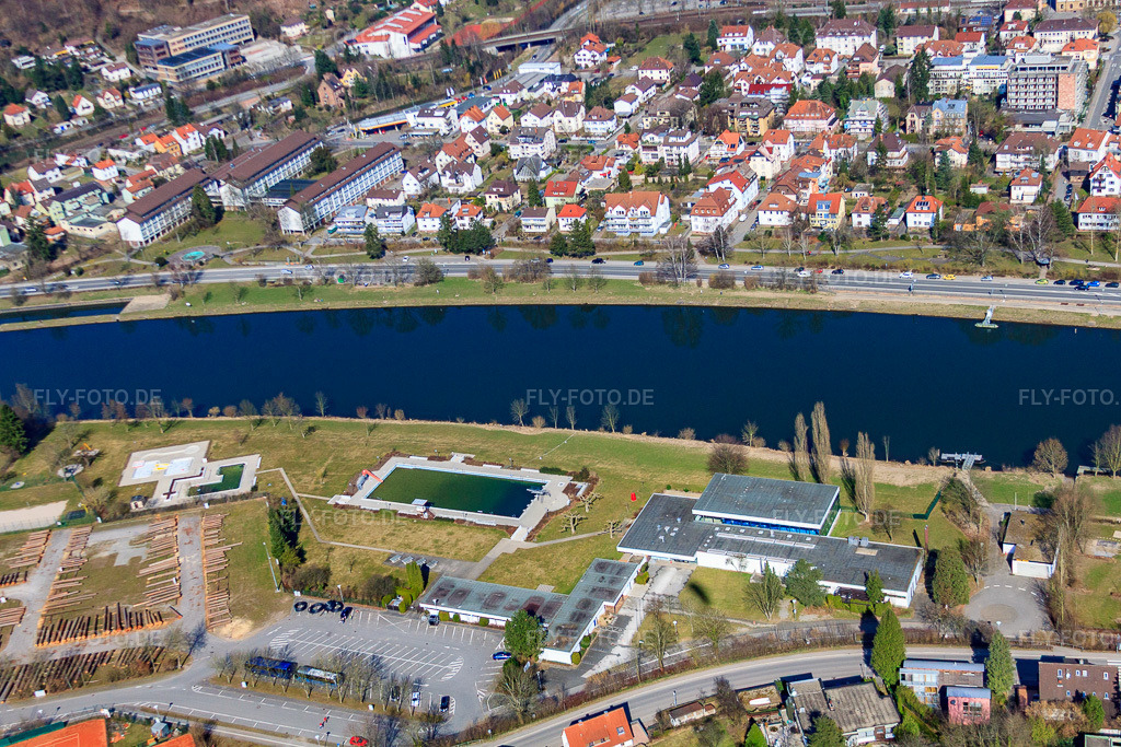 Luftbild: Badezentrum in der Au im Ortsteil Neckarwimmersbach in Eberbach im Bundesland Baden-Württemberg in Deutschland. – Foto: IMG_38062.jpg vom 12.03.2011 durch Werner Riehm/FLY-FOTO.de – Auflösung des Originals: 4752 x 3168 px – Stadtwerke Eberbach - Ihr kommunaler Energieversorger
