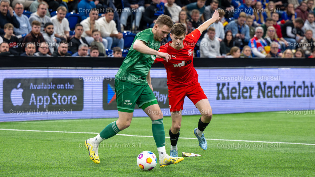 SHFV Lotto Masters 2024 | 20240113_8069, 13.01.2024, SHFV Lotto Masters 2024, Gruppe B, FC Kilia Kiel (rot) vs. PSV Neumünster (grün), Marvin Müller (Kilia #24) / Timo Barendt (PSV #22) - Realisiert mit Pictrs.com