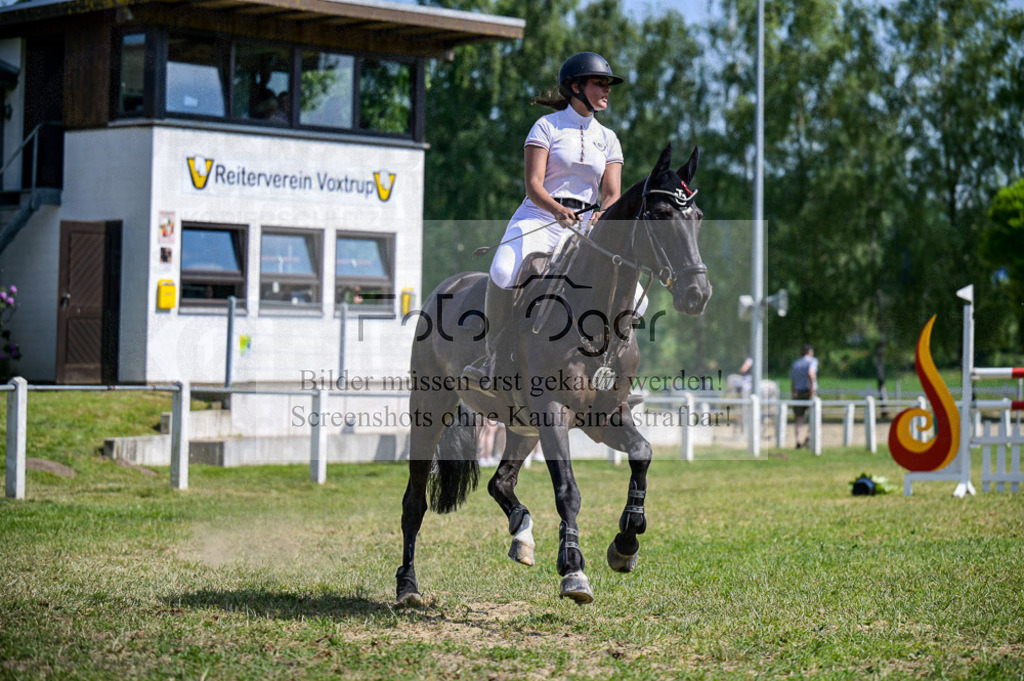 Reitturnier Voxtrup | Entdecke hochwertige Reitturnierfotos von Foto Oger. Professionell, emotional und authentisch – jetzt Lieblingsmomente im Shop bestellen.Deutschlandweite Turnierfotografie. - Realisiert mit Pictrs.com