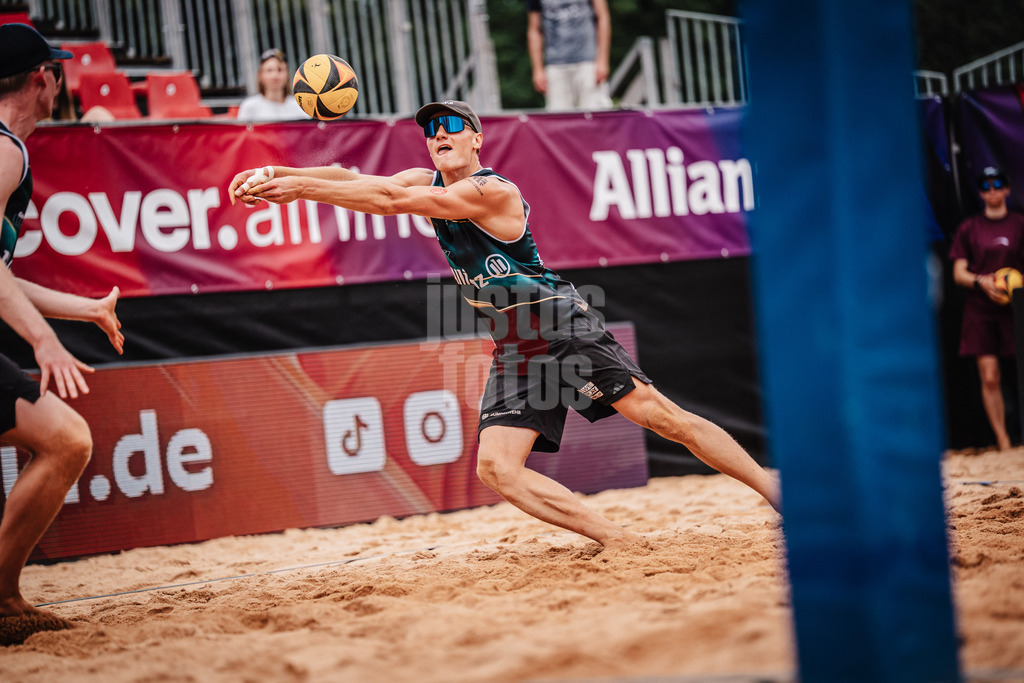 Beachvolleyball | Männer | Allianz German Beach Tour 2025 | Tourstop München | 04.07.2025 | Max Just spielt den Ball