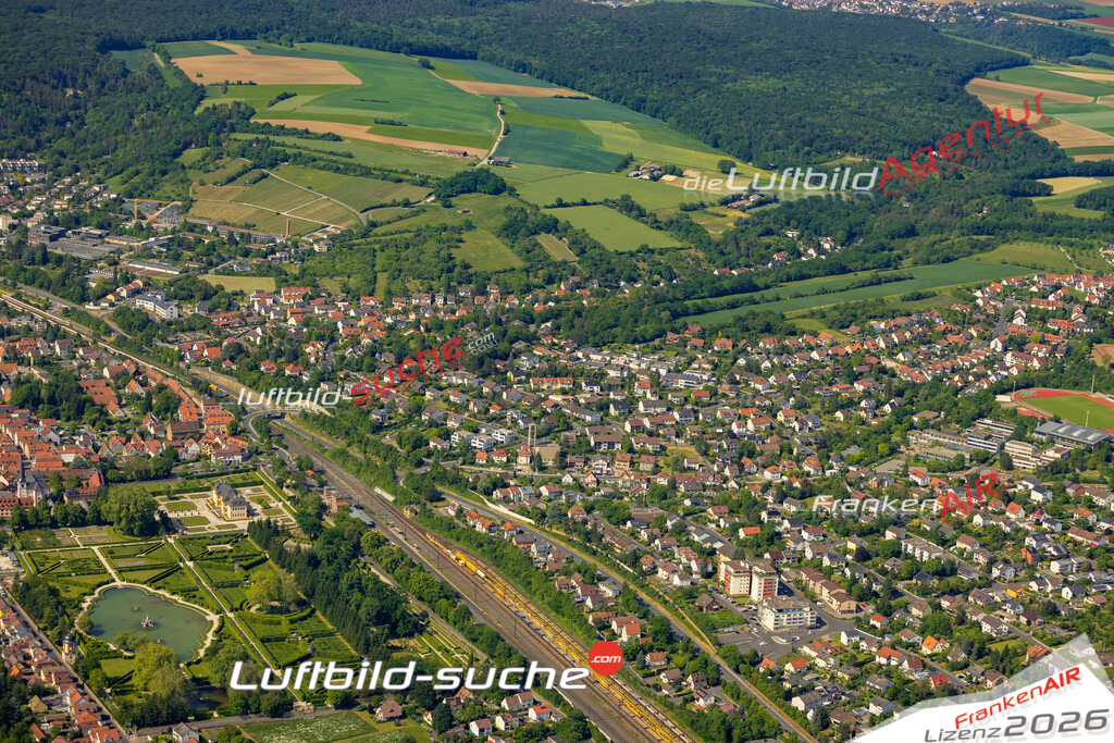 Das Luftbild zeigt  Veitshöchheim - Die Luftaufnahme wurde 2023 vom UL-Flugzeug aus erstellt ( keine Drohne ) - Hochauflösende Luftaufnahme - Für grossformatige Ausdrucke geeignet. Die Geschenkidee !Mit Lizenz und Bildrechte bestellbar