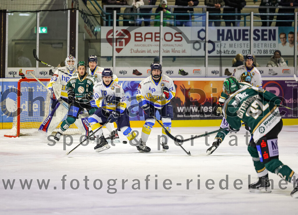2025-12-05_097_TSV_Erding_gegen_Stuttgart_Rebels | Erding, Deutschland, 05.12.2025:Eishockey, Oberliga Süd 2025 / 2026, 23. Spieltag, TSV Erding gegen Stuttgart Rebels, Endergebnis: 5:6Kimi Saffran (Stuttgart Rebels, #53), Maximilian Forster (Erding Gladiators, #81), Calvin Fischer (Stuttgart Rebels, #10), Moritz Köttstorfer (Erding Gladiators, #82)Foto: Christian Riedel / fotografie-riedel.net