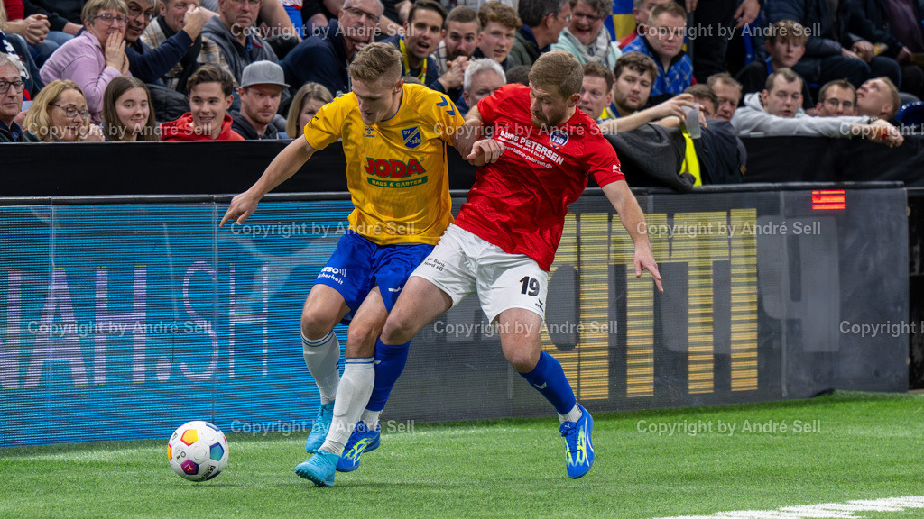 SHFV Lotto Masters 2024SHFV Lotto Masters 2024 | 20240113_8913, 13.01.2024, SHFV Lotto Masters 2024, Halbfinale 1, SV Todesfelde (gelb) vs. TSB Flensburg (blau), Til Weidemann (Todesfelde #7) / Felix Stüwe (TSB #19) - Realisiert mit Pictrs.com