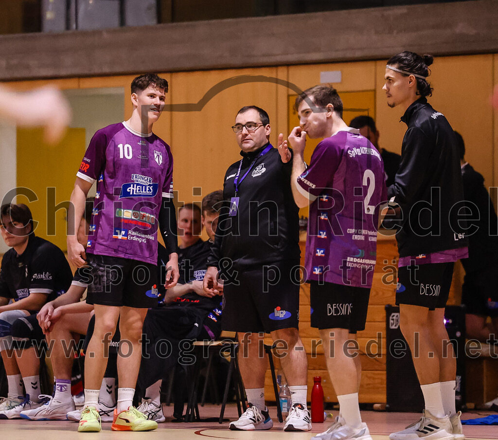 2024-11-24_013_SpVgg_Altenerding_gegen_ASV_Dachau | Erding, Deutschland, 24.11.2024:Handball, Bezirksoberliga Männer 2024 / 2025, 8. Spieltag, SpVgg Altenerding gegen ASV Dachau, Endergebnis: 30:23Tim Steininger (SpVgg Altenerding, #10), Trainer Simon Klawe (SpVgg Altenerding), Joseph Wyhnalek (SpVgg Altenerding, #2)Foto: Christian Riedel / fotografie-riedel.net