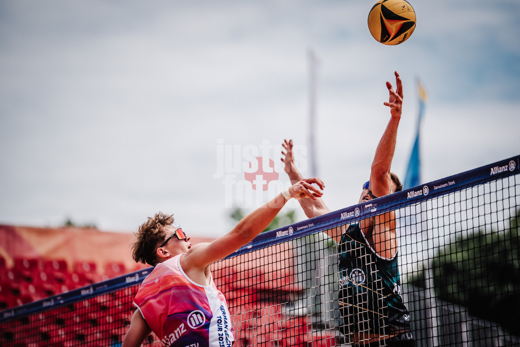 Beachvolleyball | Männer | Allianz German Beach Tour 2025 | Tourstop München | 10.07.2025 | v.l. Moritz Camp gegen Jannis Hopt