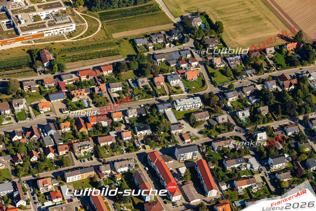 Das Luftbild der Stadt Aichach wurde 2021 vom Flugzeug heraus erstellt (keine Drohne) Aufnahmehöhe ca.450 Meter- hohe Bildauflösung und Druck-Qualität garantiert!