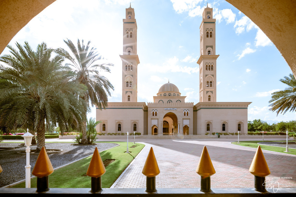 Sultan Qaboos Moschee, Nizwa, Oman | Herzlich willkommen auf meiner Seite! Ich bin Elke Wallnisch, Deine Fotografin für lichtstarke Momente. Der Name steht für alles, was mich mit der Fotografie verbindet: Das Licht und seine machtvolle Wirkung auf eine Situation oder unsere Stimmung - Realisiert mit Pictrs.com