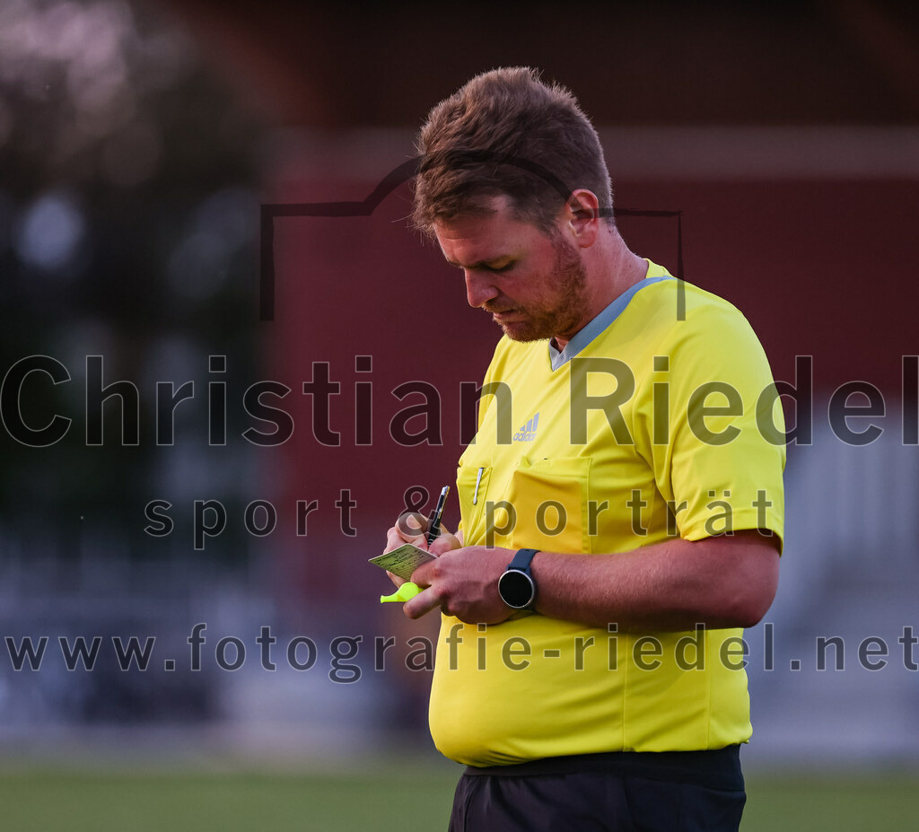 2023-07-20_047_FC_Finsing_gegen_TSV_Wartenberg | Finsing, Deutschland, 20.07.2023:
Fußball, Kreisliga 2023 / 2024, Testspiel, FC Finsing gegen TSV Wartenberg, Endergebnis: 1:0

Schiedsrichter Fabian Liebl

Foto: Christian Riedel / fotografie-riedel.net
