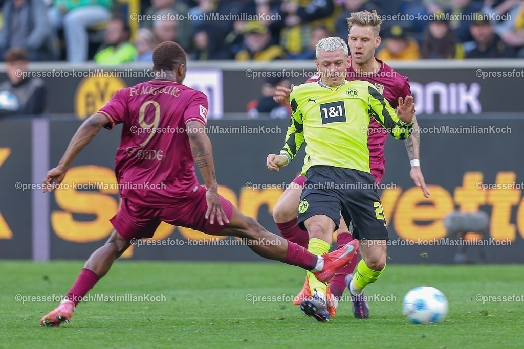 BVB08032501155 | 08.03.2025, Fußball, Borussia Dortmund - FC Augsburg, 1. Fußball Bundesliga, 25. Spieltag, Signal Iduna Park, Saison 2024 2025: Samuel Essende (FC Augsburg #9) im Zweikampf gegen Julian Ryerson (BVB #26)DFB regulations prohibit any use of photographs as image sequences and or quasi-video.