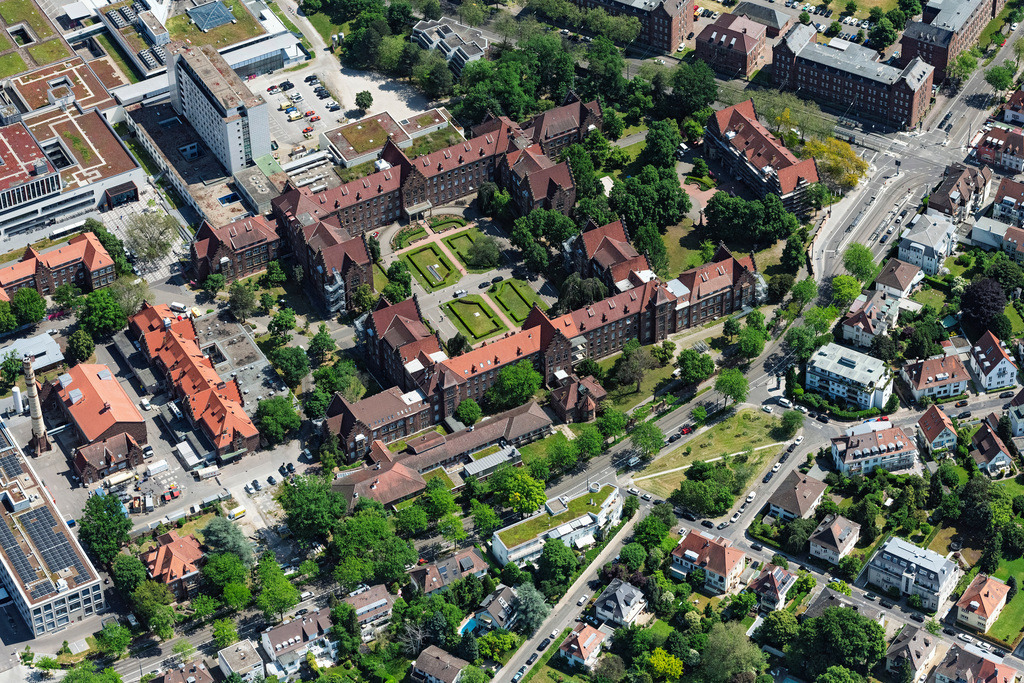 dr__0105711.jpg | KARLSRUHE 26.05.2023 Klinikgelände des Krankenhauses Städtisches Klinikum an der Moltkestraße an der Moltkestraße in Karlsruhe im Bundesland Baden-Württemberg, Deutschland. 