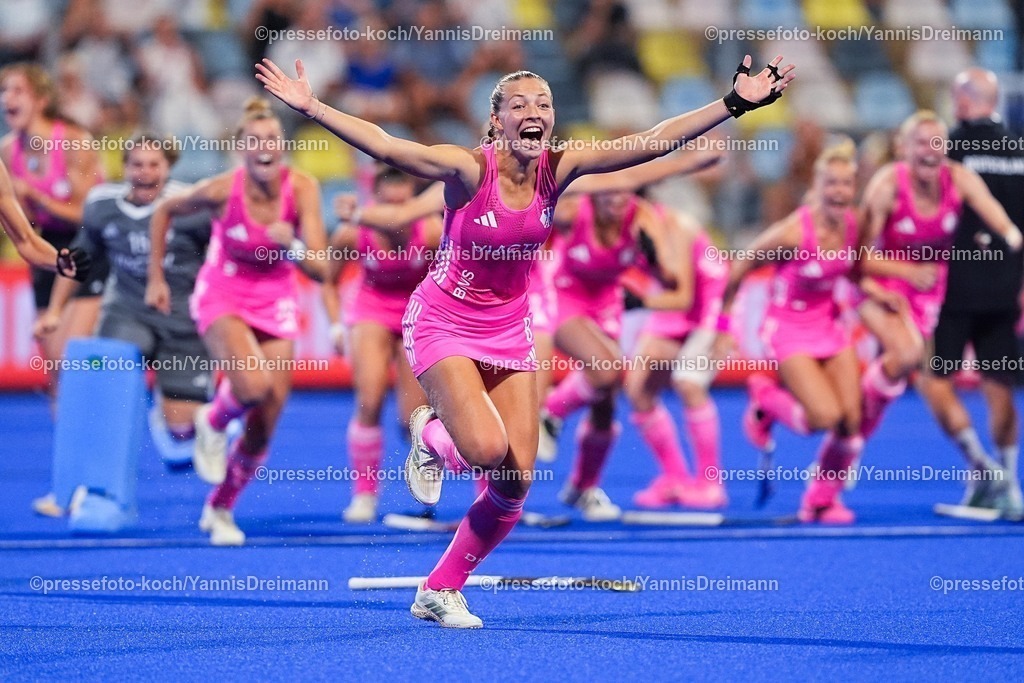 xydrx15082504067 | 15.08.2025, xydrx, Frauen EuroHockey Championship 2025, Halbfinale, Belgien - Deutschland, Sparkassenpark Mönchengladbach: Sophia Schwabe (GER #8) jubelnd über den Final Einzug