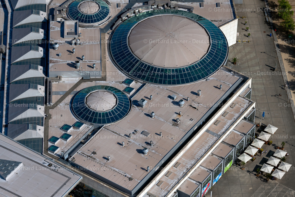 4030071 | BREMEN 01.06.2020 Gebäudekomplex des Einkaufszentrums Waterfront im Ortsteil Industriehäfen am Ufer des Flusses Weser in Bremen. // Building complex of the shopping mall "Waterfront" on the riverbank of the Weser in Bremen in Germany. Foto: Gerhard Launer