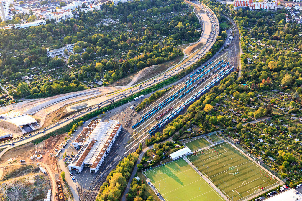 Luftbild: Eintracht Frankfurt e.V. und VGF Betriebshof Ost im Ortsteil Seckbach in Frankfurt im Bundesland Hessen in Deutschland.Foto: IMG_117635.jpg vom 10.09.2019 durch Werner Riehm/FLY-FOTO.deHockey - Eintracht Frankfurt HockeyVerkehrsgesellschaft Frankfurt am Main | VGF