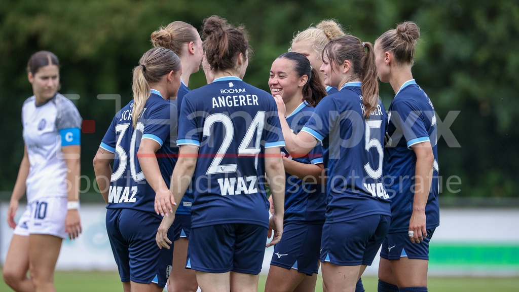 Fussball, Testspiel Frauen, SV Meppen - VfL Bochum | Spielerinnen vom VfL Bochum mit Torjubel, Jubel, jubeln, jubelt, optimistisch, Spielszene, Highlight, Freude über das Tor zum 0:1