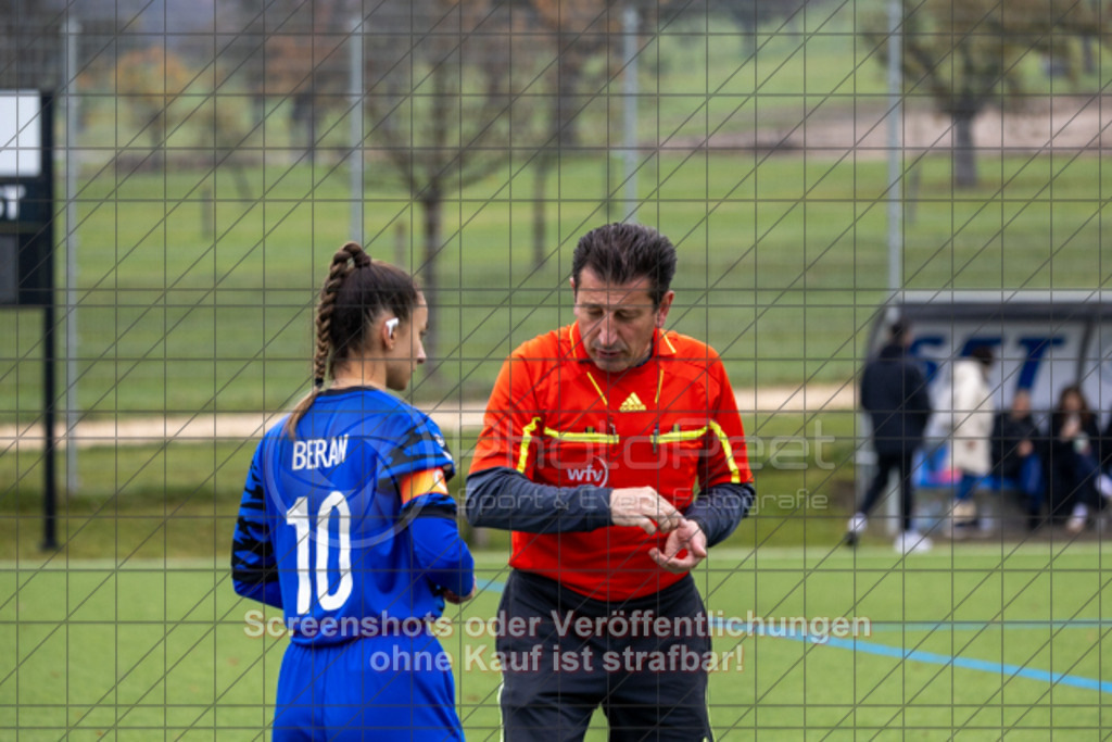 20251109_110111_0077 | #,TSV Eschenbach (blau) vs. ASV Eislingen (dunkelblau), Fussball, Frauen-Quali Bezirksliga - Bezirk Neckar/Fils, 08. Spieltag, Saison 2025/2026, Kunstrasenplatz, Schlater Straße, 73107 Eschenbach, 09.11.2025 - 11:00 Uhr,Foto: PhotoPeet-Sportfotografie/Peter Harich