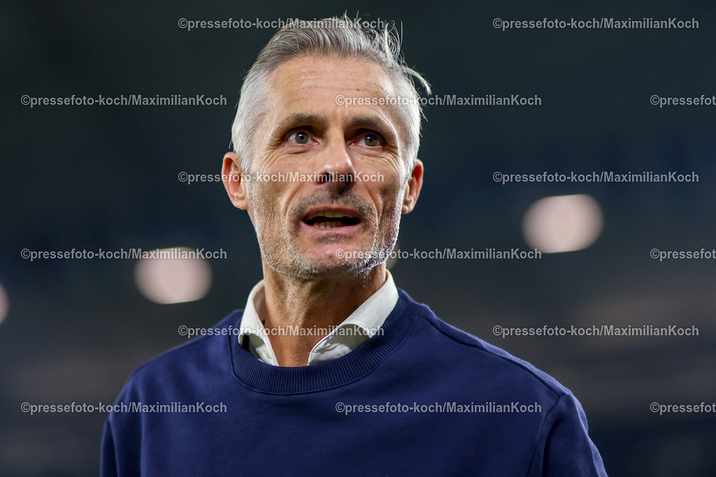 Schalke29112401010 | 29.11.2024, Fußball, FC Schalke 04 - 1. FC Kaiserslautern, 2. Fußball Bundesliga, Veltins-Arena Gelsenkirchen, Saison 2024 2025: Trainer Kees van Wonderen (S04 Cheftrainer)DFB regulations prohibit any use of photographs as image sequences and or quasi-video.