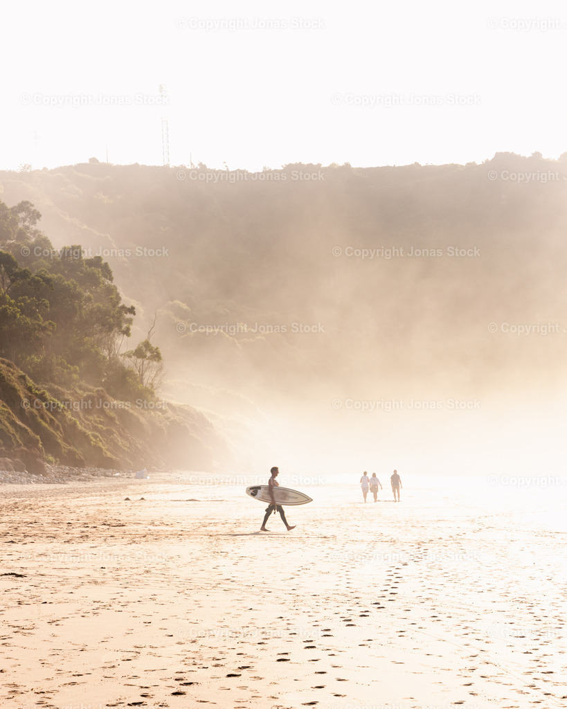 Golden Hour Surf | Surfer on his way to catch the last waves of the day.  - Realisiert mit Pictrs.com