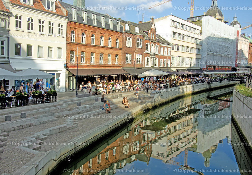 Åboulevarden, eine Flaniermeile am Fluss inmitten von Aarhus | Moderne trifft alte Architektur am Åboulevarden, einer Flaniermeile am Fluss inmitten von Aarhus. - Realisiert mit Pictrs.com