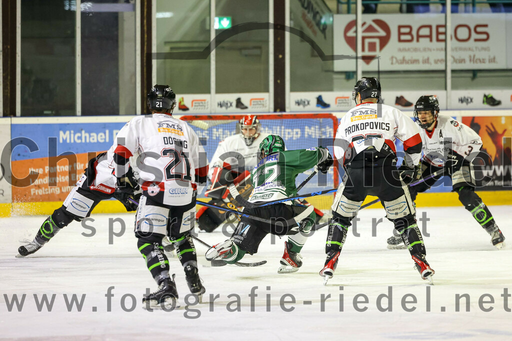 2023-11-12_038_TSV_Erding_gegen_EHC_Koenigsbrunn | Erding, Deutschland, 12.11.2023:
Eishockey, Bayernliga Vorrunde 2023 / 2024, 9. Spieltag, TSV Erding gegen EHC Königsbrunn, Endergebnis: 3:2

Florian Döring (EHC Königsbrunn, #21), Toms Prokopovics (EHC Königsbrunn, #27)

Foto: Christian Riedel / fotografie-riedel.net
