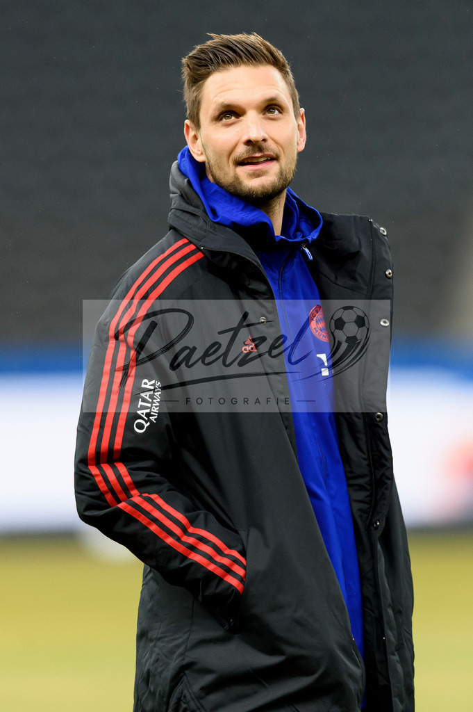 BSCFCB20220123_007 | Fussball, Herren: Torwart Sven Ulreich (FC Bayern Muenchen) schaut bei dem Spiel der 1. Bundesliga zwischen Hertha BSC und FC Bayern Muenchen im Olypiastadion am 23.01.2022 in Berlin, Deutschland.DFB / DFL REGULATIONS PROHIBIT ANY USE OF PHOTOGRAPHS AS IMAGE SEQUENCES AND/OR QUASI-VIDEO. - Realisiert mit Pictrs.com