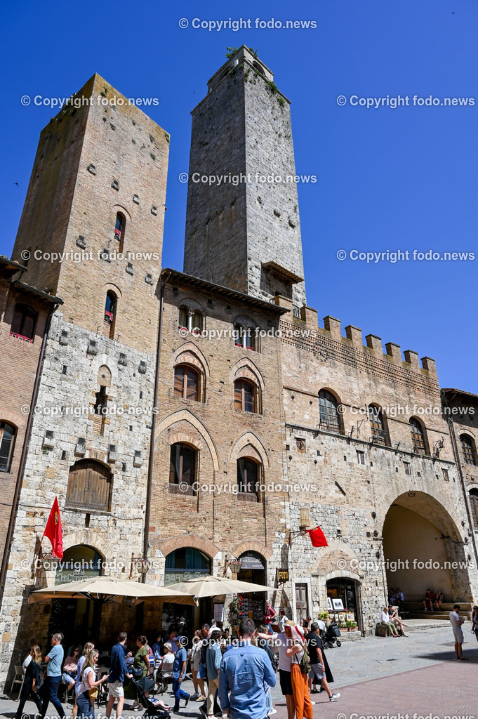 Italien_ Toskana_ San Gimignano_ 31.05.2024-132 | 31.05.2024, Italien, ITA, Toskana, San Gimignano im Bild Stadtansichten Gebäude, Architektur, Touristen, Historisch, Souvenir, Ansichten der berühmten Stadt San Gimignano in der Toskana-Italien - View of the famous town San Gimignano in Tuscany-ItalySan Gimignano ist eine italienische Kleinstadt in der Toskana mit einem mittelalterlichen Stadtkern. San Gimignano wird auch die Stadt der Türme genannt. Die Stadt liegt in der Provinz Siena. Sie gehört neben Florenz, Siena und Pisa zu den von Touristen meist besuchten Zielen in der Toskana.