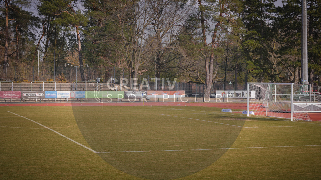 Fußball, Herren, Saison 2025/2026, Regionalliga Nordost, 25. Spieltag, F.C. Hertha 03 Zehlendorf vs. FSV 63 Luckenwalde, Sonntag 08.03.2026, Ernst-Reuter-Sportfeld | Fußball, Herren, Saison 2025/2026, Regionalliga Nordost, 25. Spieltag, F.C. Hertha 03 Zehlendorf vs. FSV 63 Luckenwalde, Sonntag 08.03.2026, Ernst-Reuter-Sportfeld, Im Bild: Der neue Gästeblock im Berliner Ernst-Reuter-Sportfeld - Realisiert mit Pictrs.com