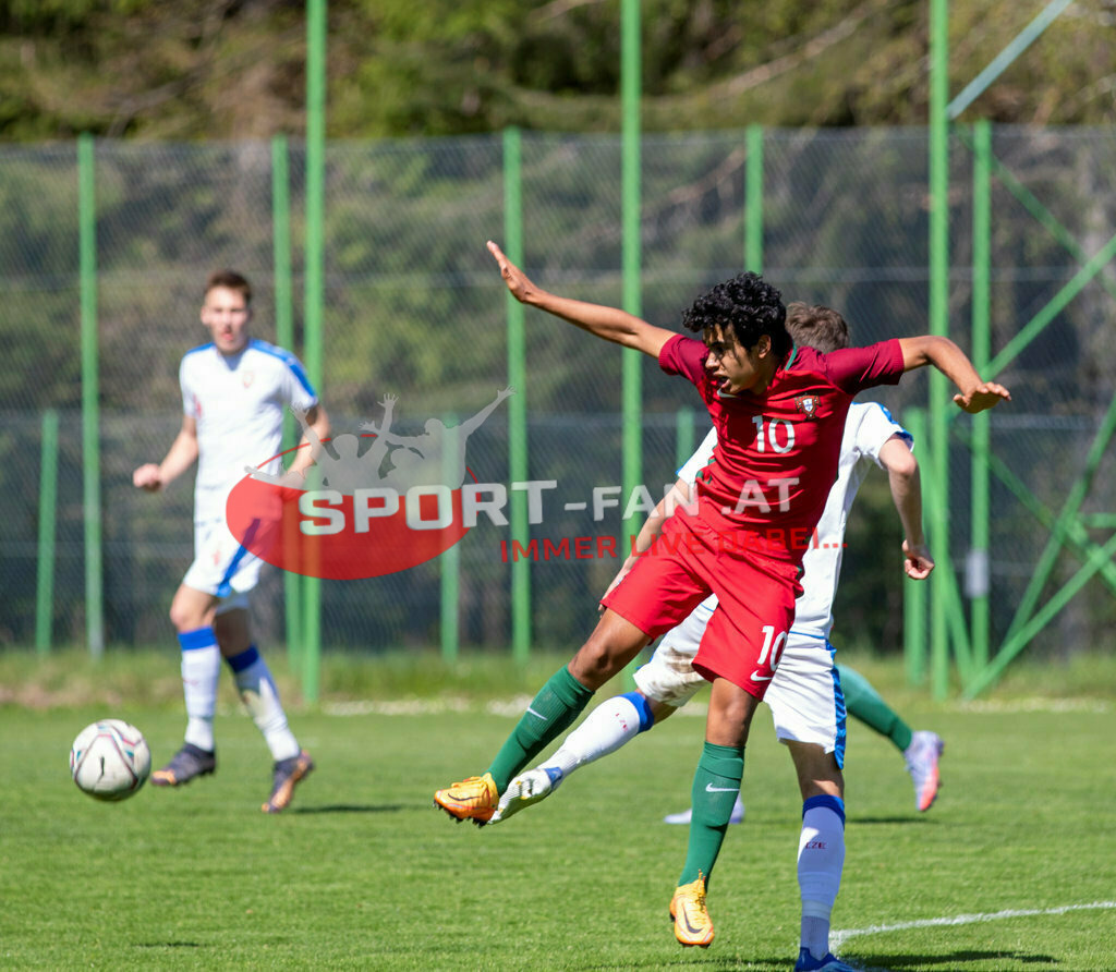 Portugal  U15 -Czech Republic U15 | JIRI MICEK (Czech Republic #4) JOÃO SIMÕES (Portugal #10) RAFAEL MELO (Portugal #16)  ; Portugal  U15 -Czech Republic U15 am 29.04.2022 in Arnoldstein
(Sportplatz), AUSTRIA, (Photo by Ernst Krawagner sport-fan.at) - Realisiert mit Pictrs.com