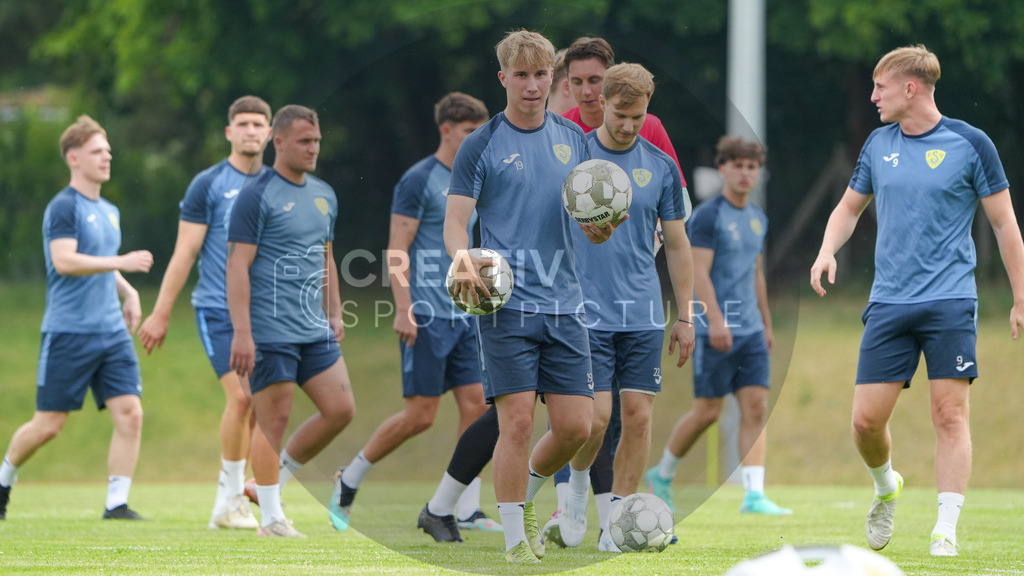 Fußball, Herren, Saison 2025/2026, Regionalliga Nordost, Trainingsauftakt des FSV 63 Luckenwalde am 18.06.2025 im Werner-Seelenbinder-Stadion, | Fußball, Herren, Saison 2025/2026, Regionalliga Nordost, Trainingsauftakt des FSV 63 Luckenwalde am 18.06.2025 im Werner-Seelenbinder-Stadion, Im Bild: Fritz Schröder (m.) - Realisiert mit Pictrs.com