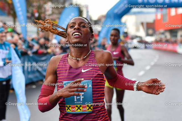 AUT, Laufen, Silvesterlauf Peuerbach 2022 | 31.12.2022, Peuerbach , AUT, Leichtathletik, Laufen, Silvesterlauf Peuerbach 2022, im Bild Werkuha Getachew (ETH)



