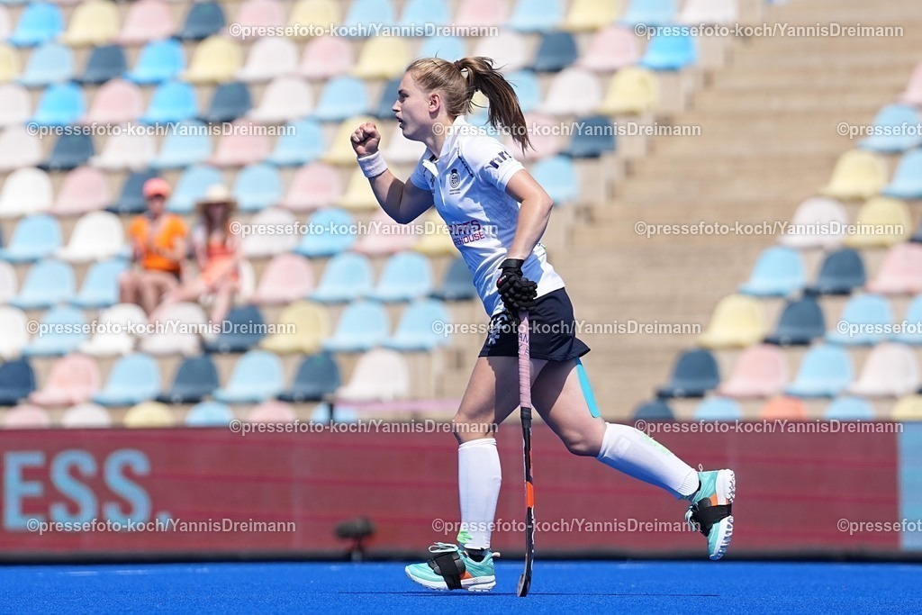 xydrx15082501009 | 15.08.2025, xydrx, Frauen EuroHockey Championship 2025, Gruppe C, Irland - Schottland, Sparkassenpark Mönchengladbach: Torjubel nach dem Tor zum 1:1 für die Schottische Feldhockey Nationalmannschaft durch Torschütze Charlotte Watson (SCO #12)