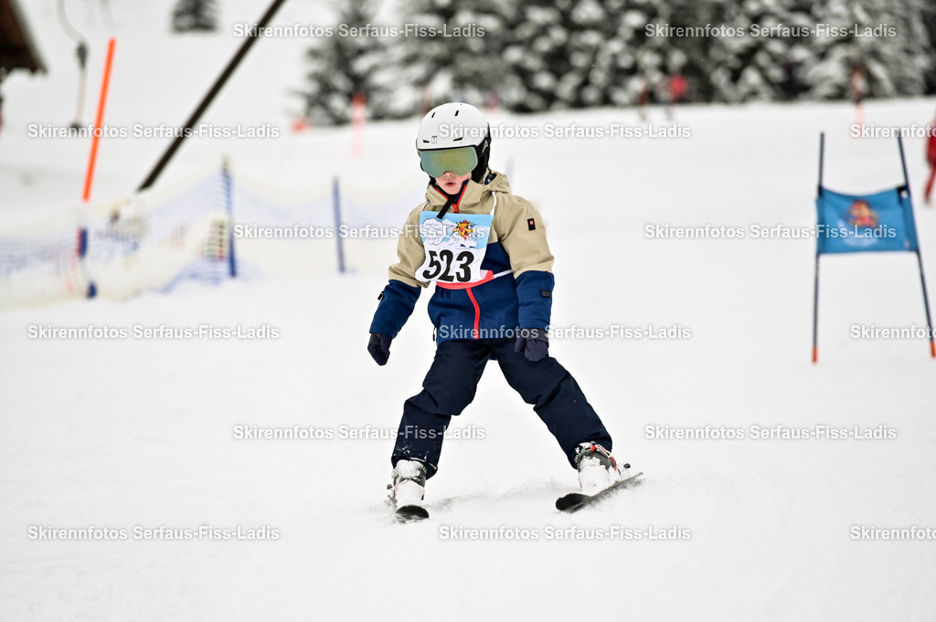 SRF_20.02.2026_0420 | Skirennfotos,Serfaus,Fiss,Ladis,Kinderskirennen,Winter,Tirol,Oberland,skirace,SFL,feelfree,weil wir's genießen,ski,Ski,skifahren,Sonnenplateau, - Realisiert mit Pictrs.com